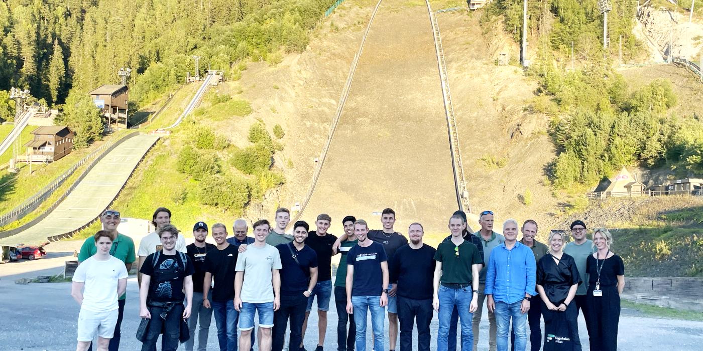 Studenter står i bunnen av Vikersund hoppbakke