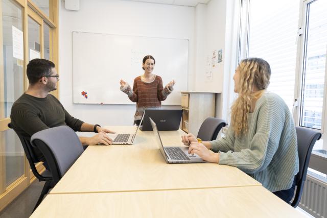 Tre studenter som arbeider med gruppeoppgaver i et klasserom hos Fagskolen i Viken.