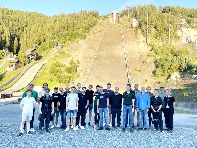 Studenter står i bunnen av Vikersund hoppbakke